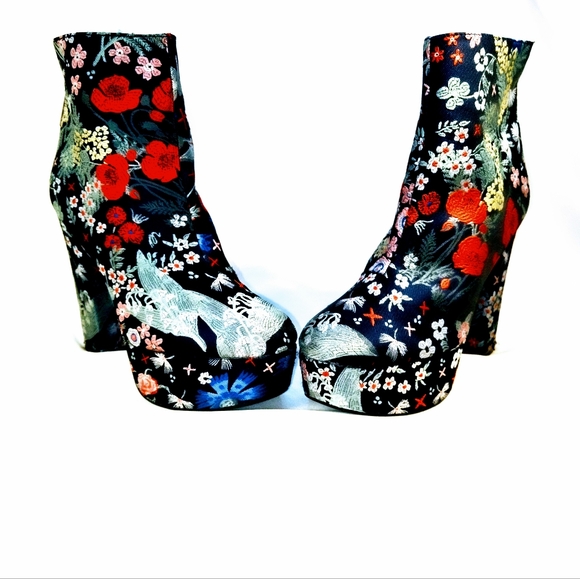 Embroidered Floral, brocade Qupid ankle boots size 6 - Picture 2 of 4